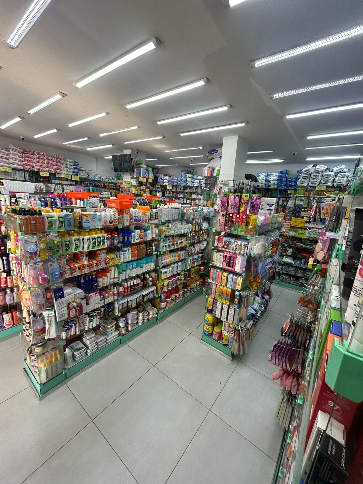 Interior da Farmix Ofertas com atendimento e produtos