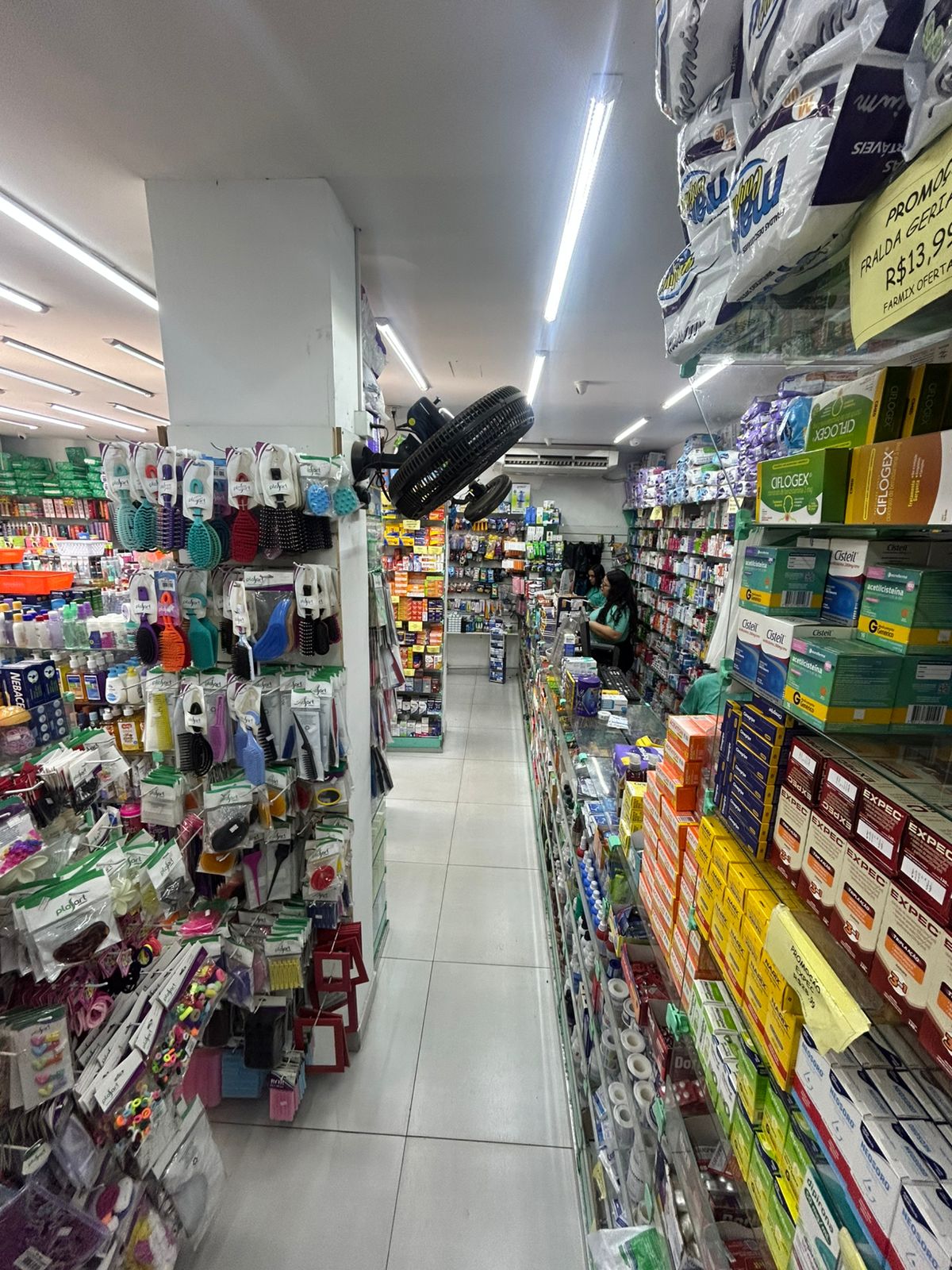 Expositores com produtos de perfumaria e cuidados na Farmix Ofertas